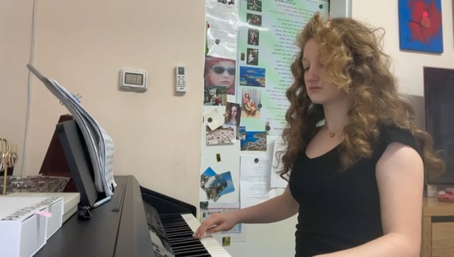 נגינה על פסנתר