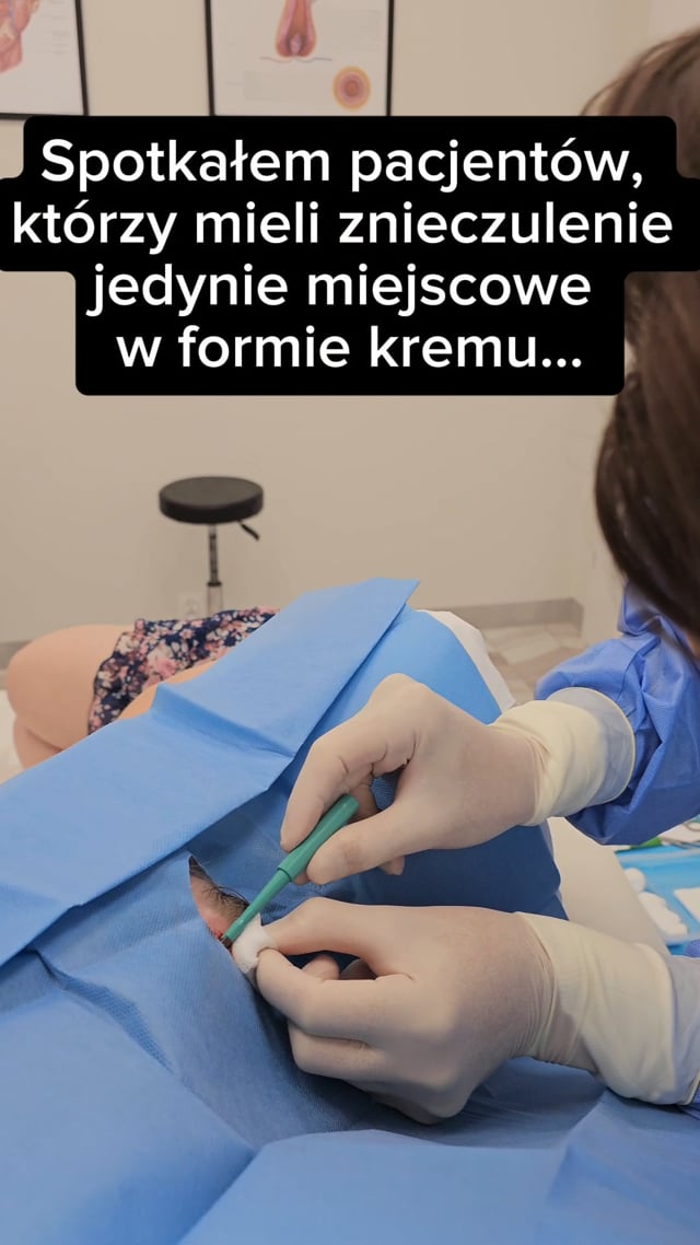 Pobranie materiału z okolicy za uchem podczas zabiegu