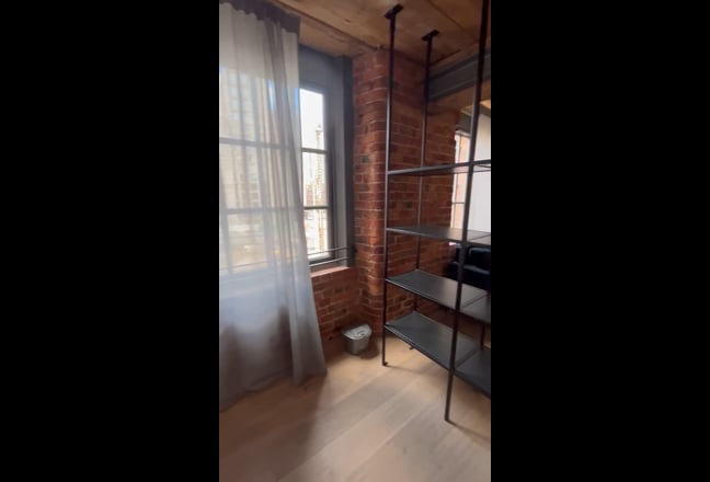 Double room available in gorgeous industrial flat  Main Photo