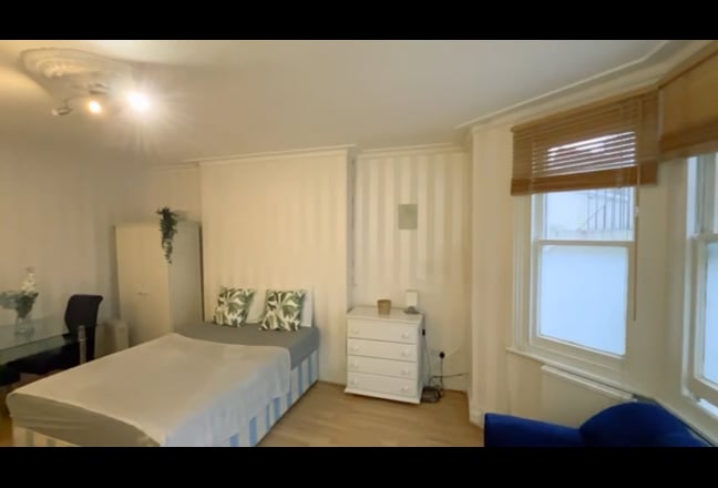 Large single bedsit in West Kensington Main Photo