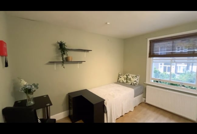 Single bedsit available in West Kensington Main Photo