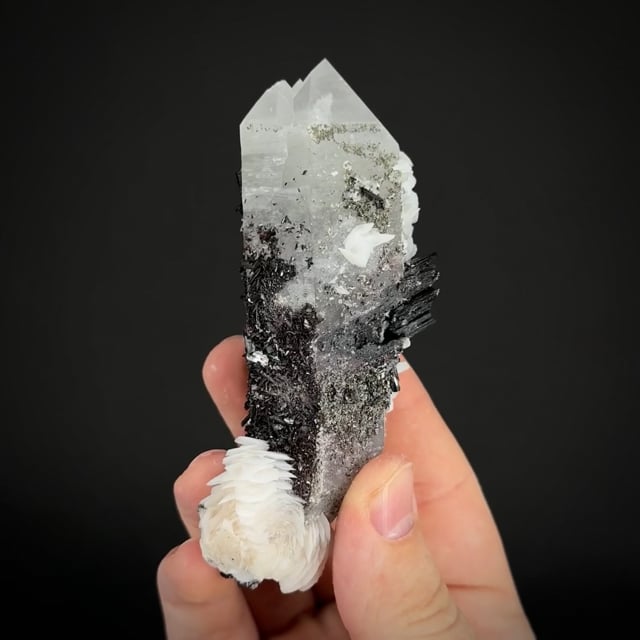 Hubnerite and Calcite on Scheelite-included Quartz