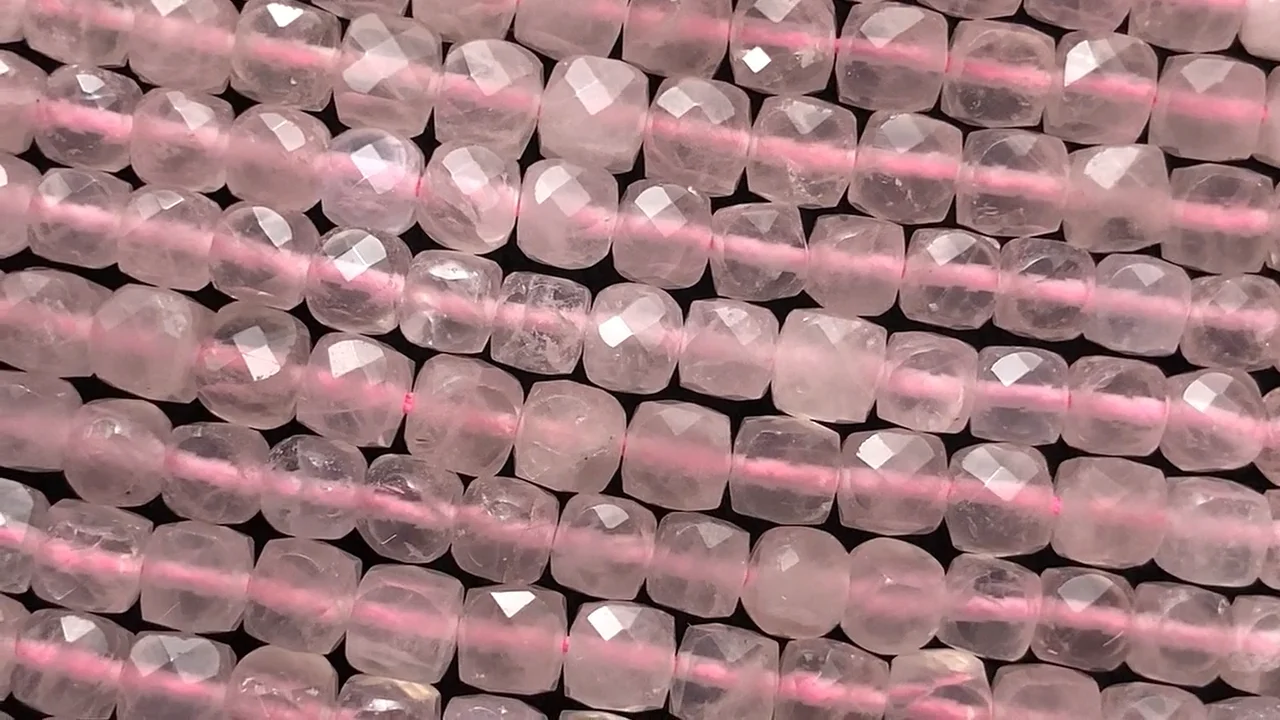 動画】【素晴らしい輝き】ローズクォーツAA++ キューブカット4×4×4mm 1