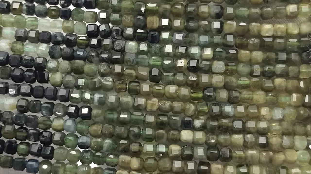 グリーントルマリン キューブカット2.5×2.5×2.5mm 1連｜天然石ビーズの