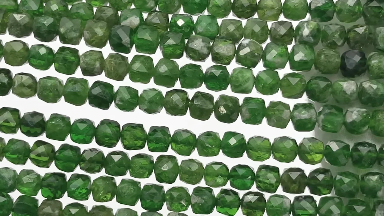 クロムダイオプサイド キューブカット5×5×5mm 1連｜天然石ビーズの卸
