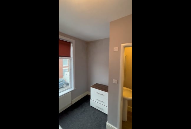 Spacious Double Room with en-suite shower (PO2) Main Photo