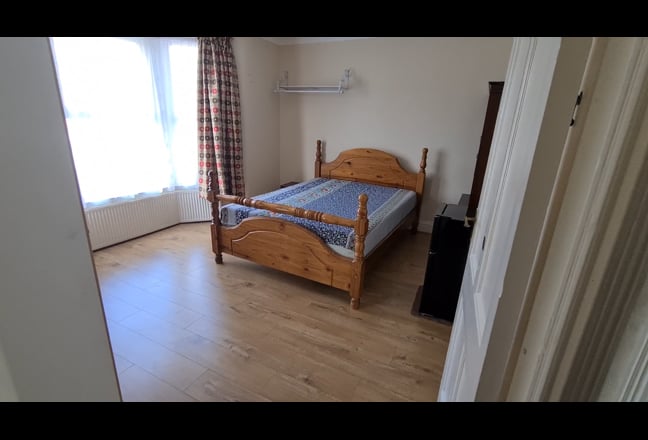 Master Bedroom - £700 (Inc Bills) - Females Pref Main Photo