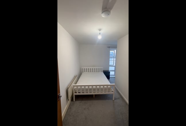 Large Double Bedroom Flatshare Luxury Complex Main Photo