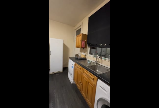 Spacious and Large 2 double room available in LS11 Main Photo