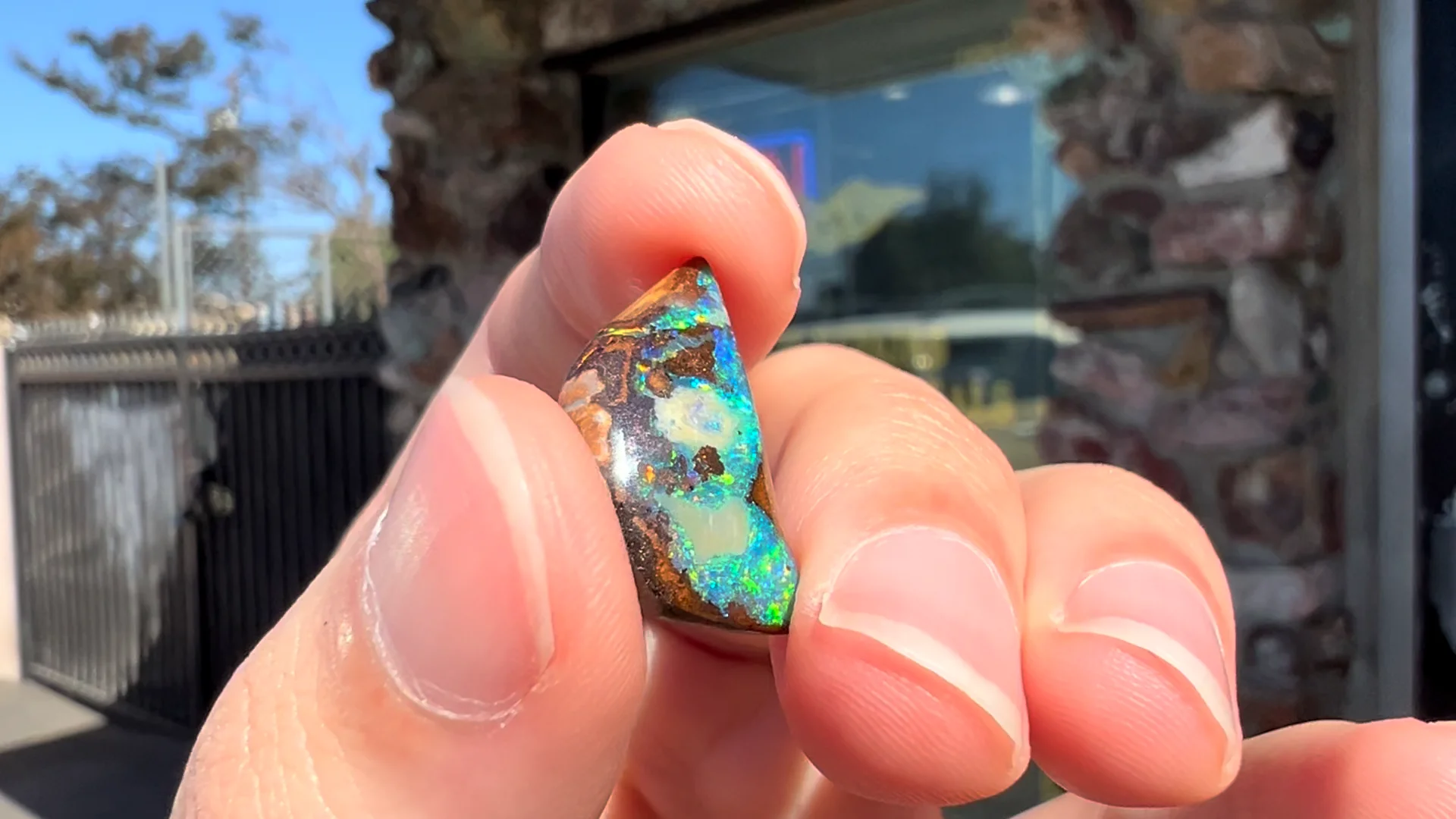 ボルダーオパール 魚 彫刻 ピンブローチ Boulder Koroit Opal 8.61ct Pear Shaped Koroit Boulder Opal | Burton's – Burton's