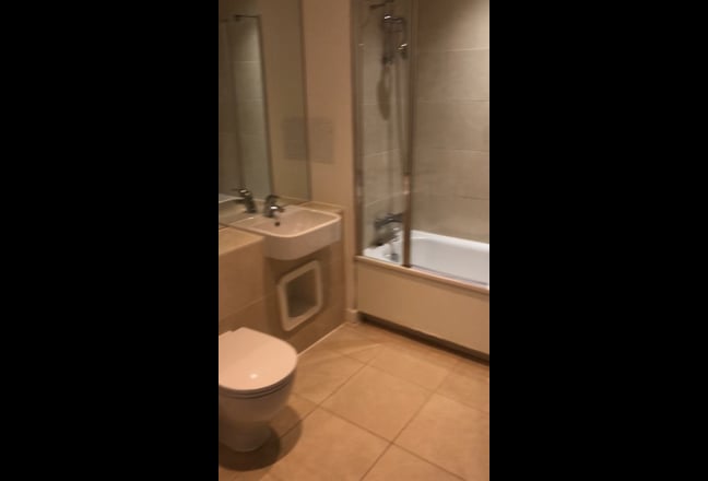 Spacious Flat, Balcony, Double room & ensuite bath Main Photo