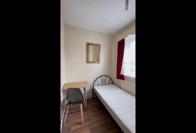 King size master Bedroom (Stepney Green) London Main Photo