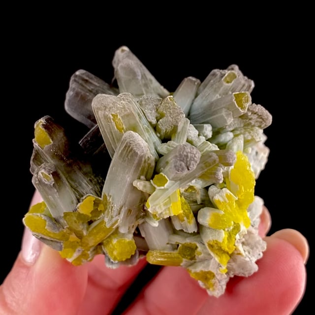 Plumbogummite replacing Pyromorphite