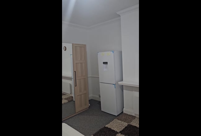 Spacious double room in Becontree Avenue.  Main Photo