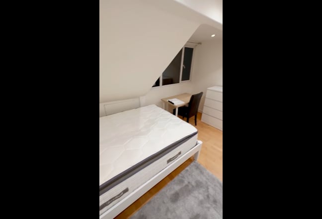 Beautiful bedroom 5 mins Ealing Broadway Station  Main Photo