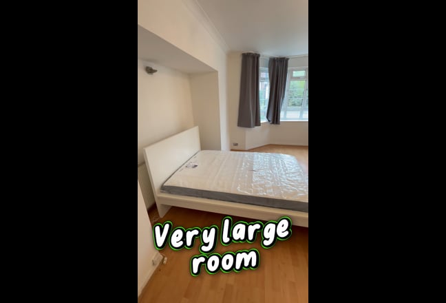 Large double room + Private toilet + All bills Main Photo