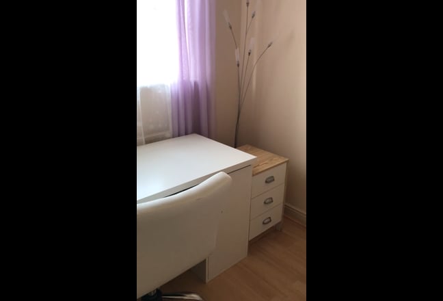  Clean bedroom in Greenwich in private road to let Main Photo