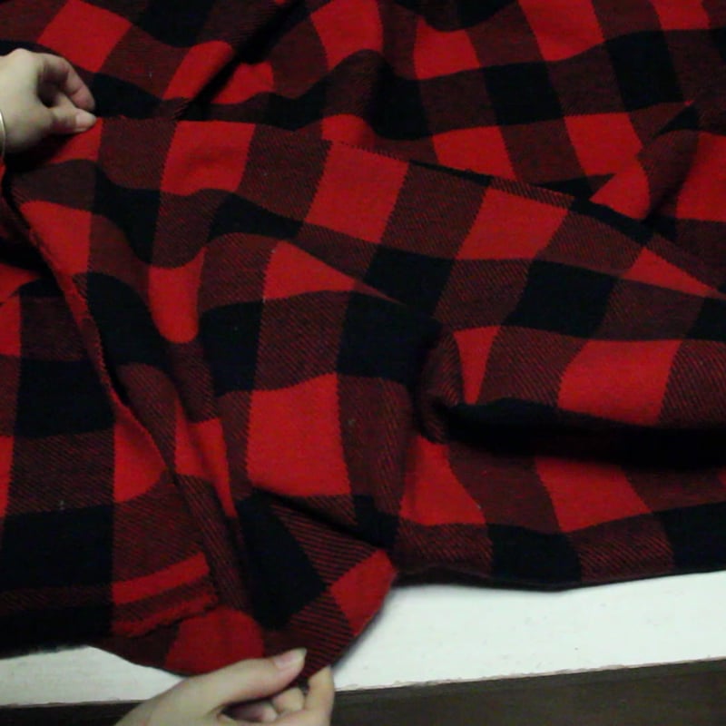 Vidéo: Sergé de laine à carreaux - Rouge & noir