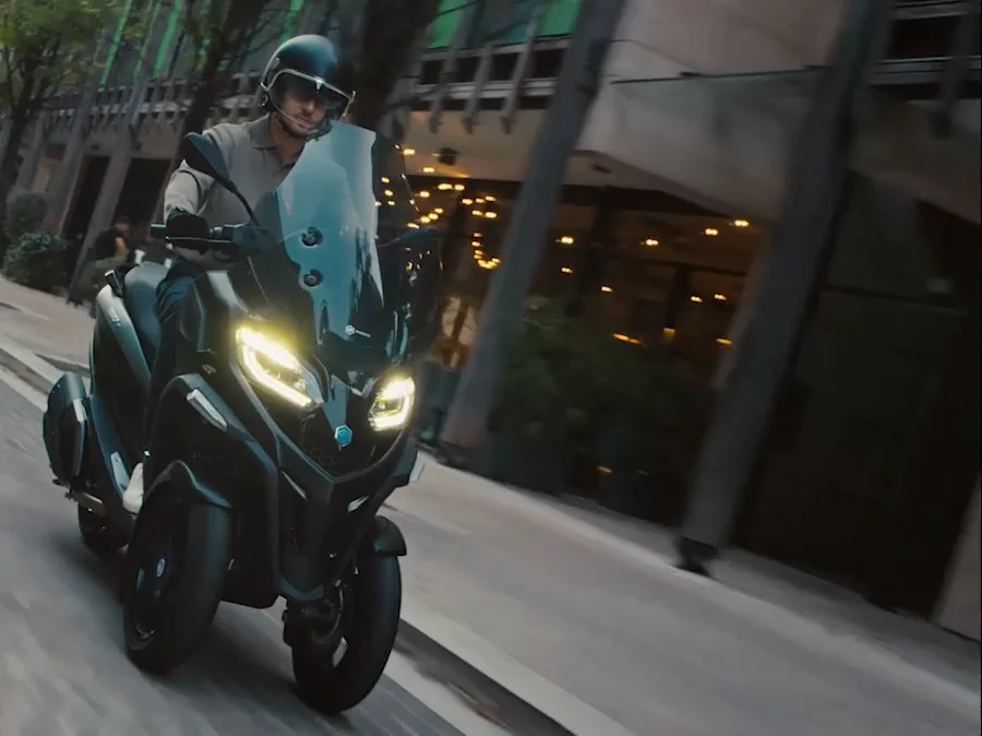 Piaggio MP3 530 400 video 900x675 1