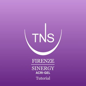 Schritt-für-Schritt-Anleitungsvideo für die Anwendung von Sinergy Acri-Gel, das professionelle System von TNS Firenze für Nagelverlängerung und -abdeckung