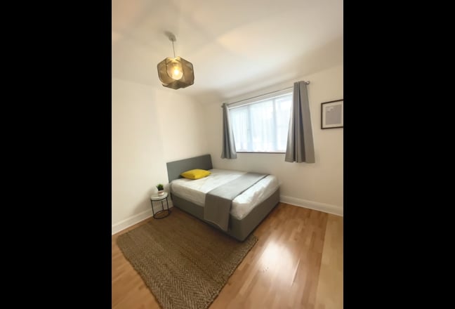 Lovely clean furnished rooms, 5mins from station. Main Photo