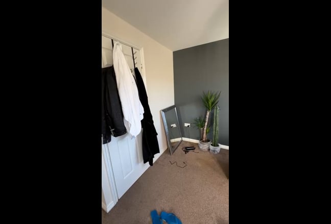 Large double room in clean friendly house Main Photo