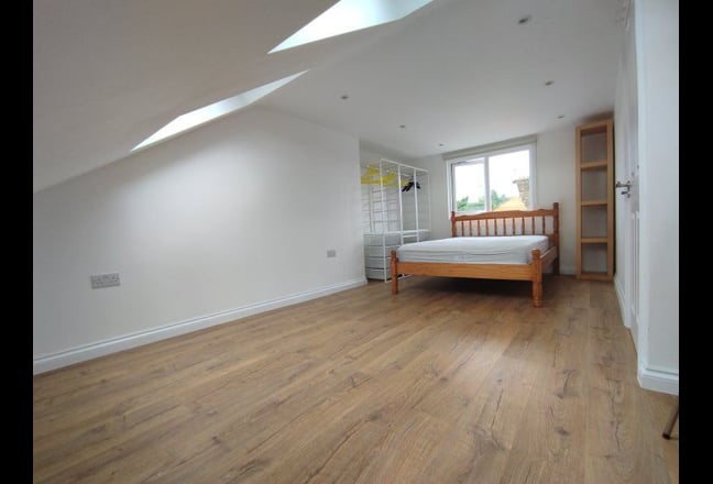 BIG 22sqm Room,  5min TUBE, gym, shops.Quiet house Main Photo