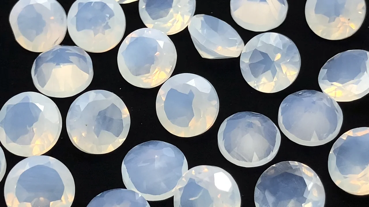宝石質ムーンライトクォーツ AAA ラウンドファセットカット8×8mm 1粒 