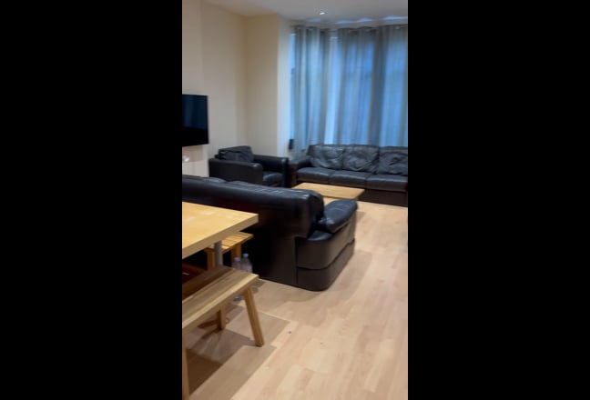 Spacious Double Bed Room to Rent Main Photo