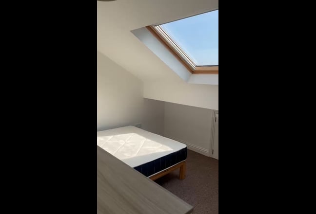 Spacious Room in 5-Bed House Main Photo