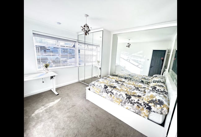 Luxury Double En-Suite in Family Home Main Photo