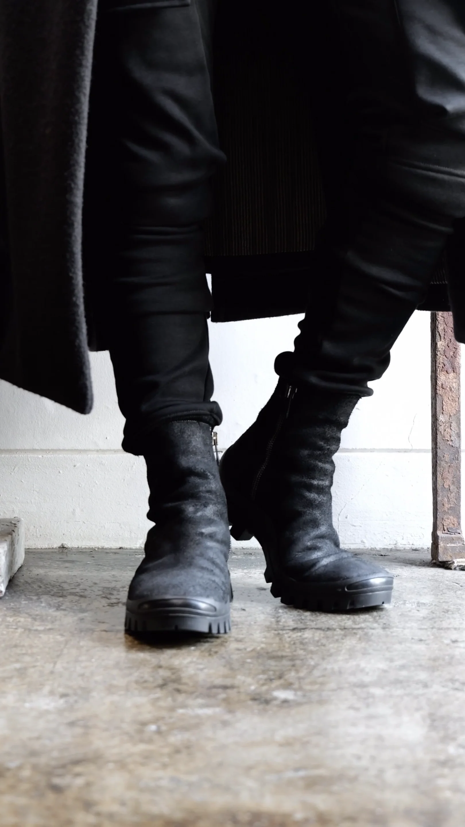 11V-71057. HORSE LEATHER DUAL ZIP SHORT DZ-1 VB-1 RUBBER SOLES