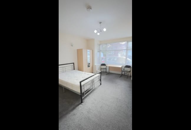 Bills Included - Spacious 2/3 Bedroom Garden Flat Main Photo