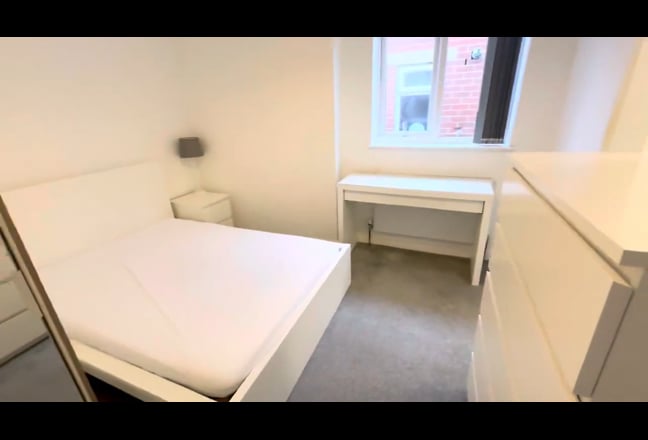 Large ensuite room available at Breedon st Main Photo