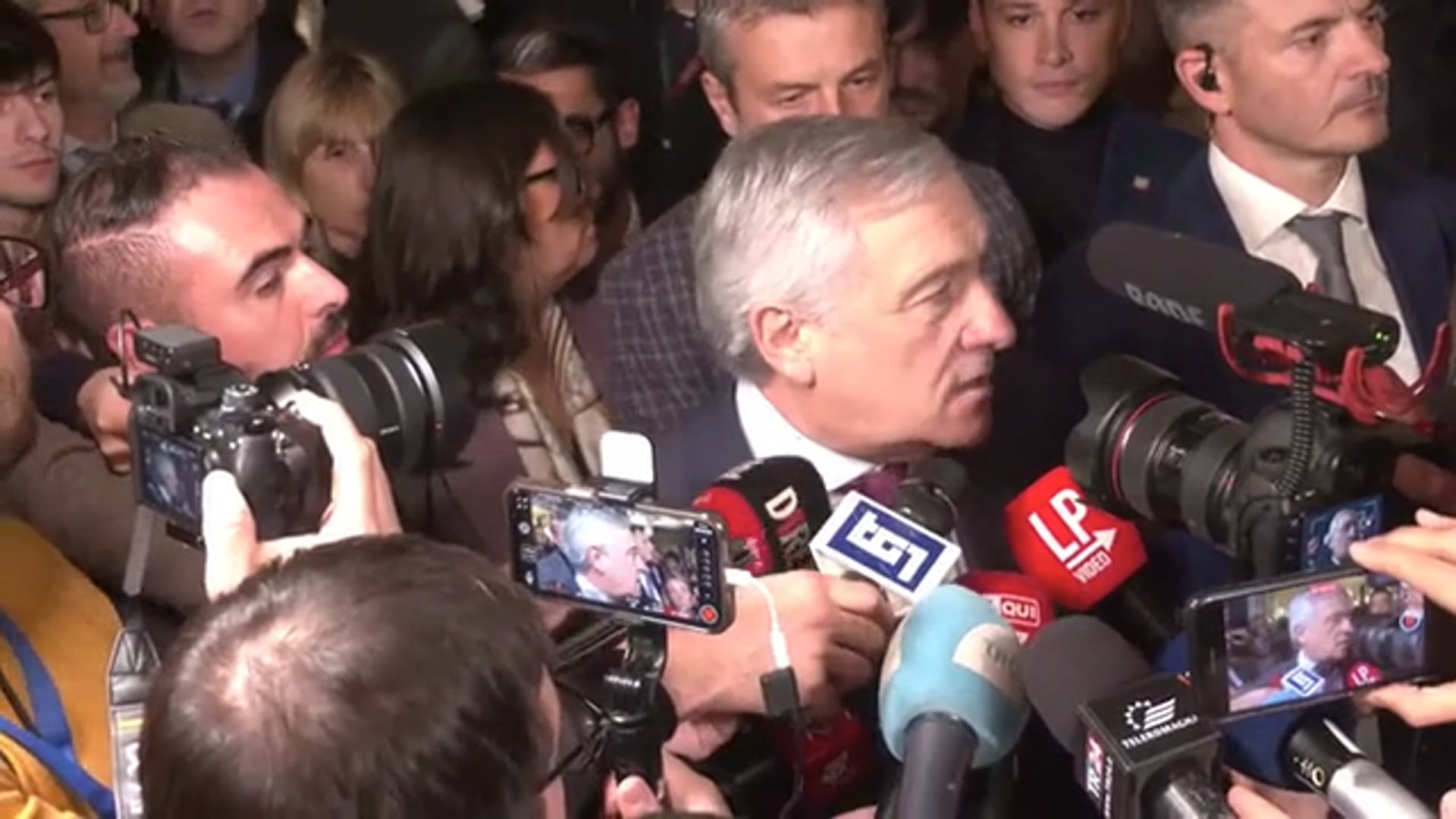 Tajani: “non si può non prendere le distanze da chi aggredisce le Forze dell’Ordine”