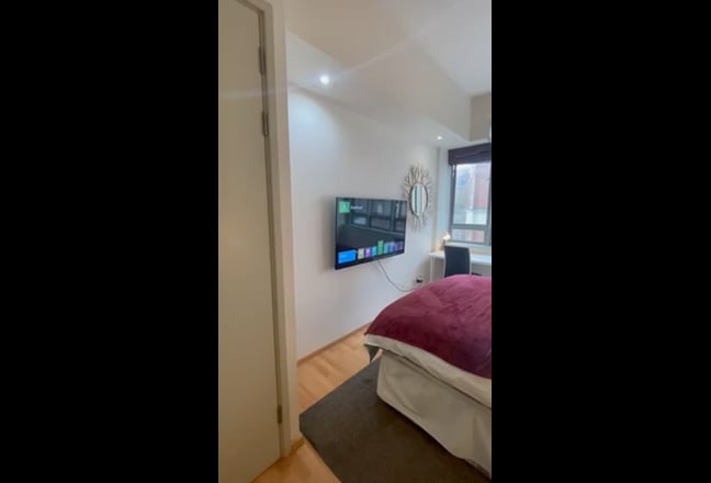 Big Double bedroom ensuit with TV Main Photo