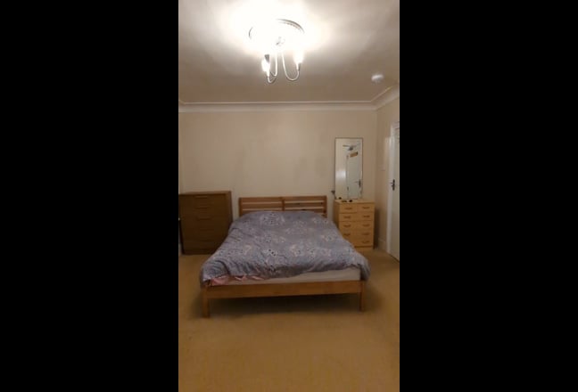 Bright and Charming Spacious Room 2 min from Tube  Main Photo