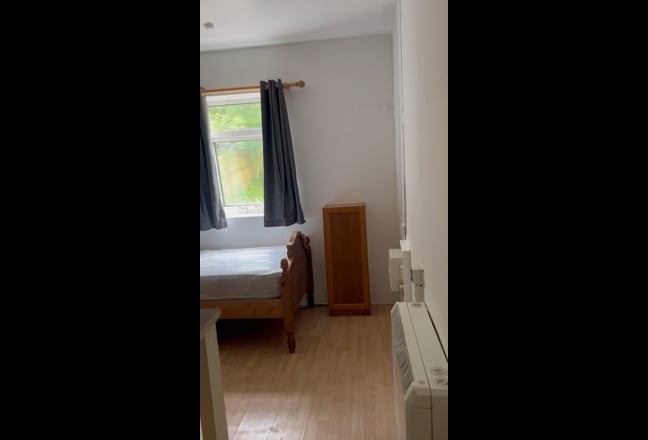 Small room Luton town centre Main Photo