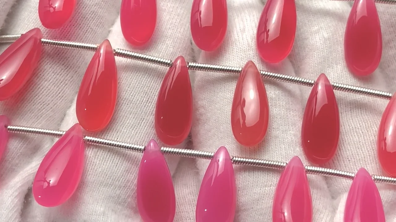フューシャピンクカルセドニー ペアシェイプ（プレーン）15×6mm 1連