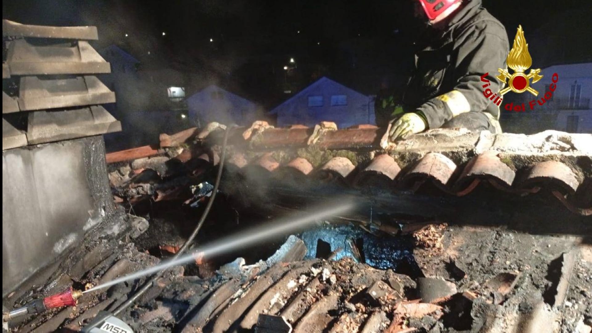 Incendio a Lizzano in Belvedere, intossicazione lieve per una bimba di un anno