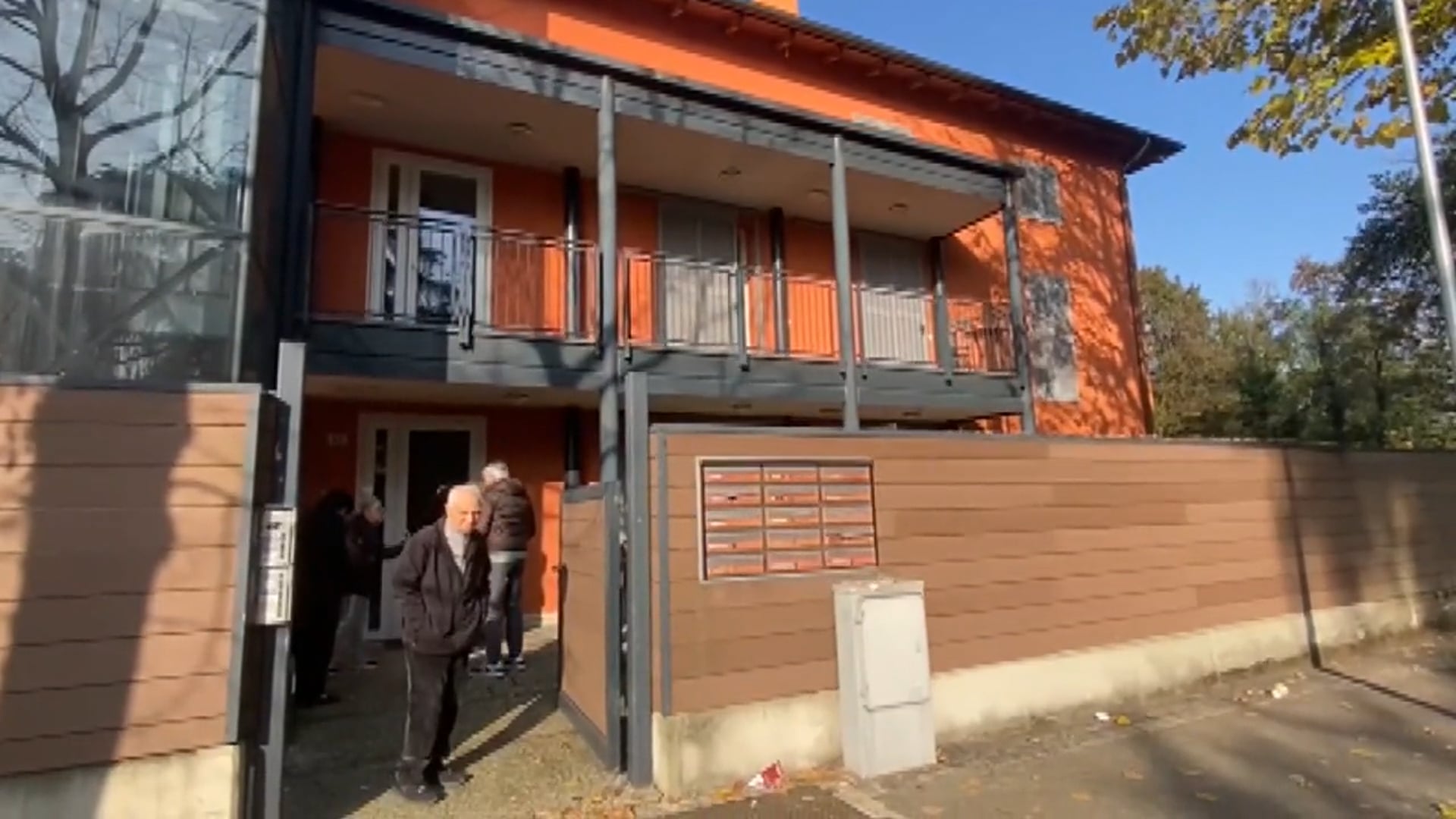 Termosifoni ancora spenti in un condominio a San Lazzaro: la protesta dei residenti