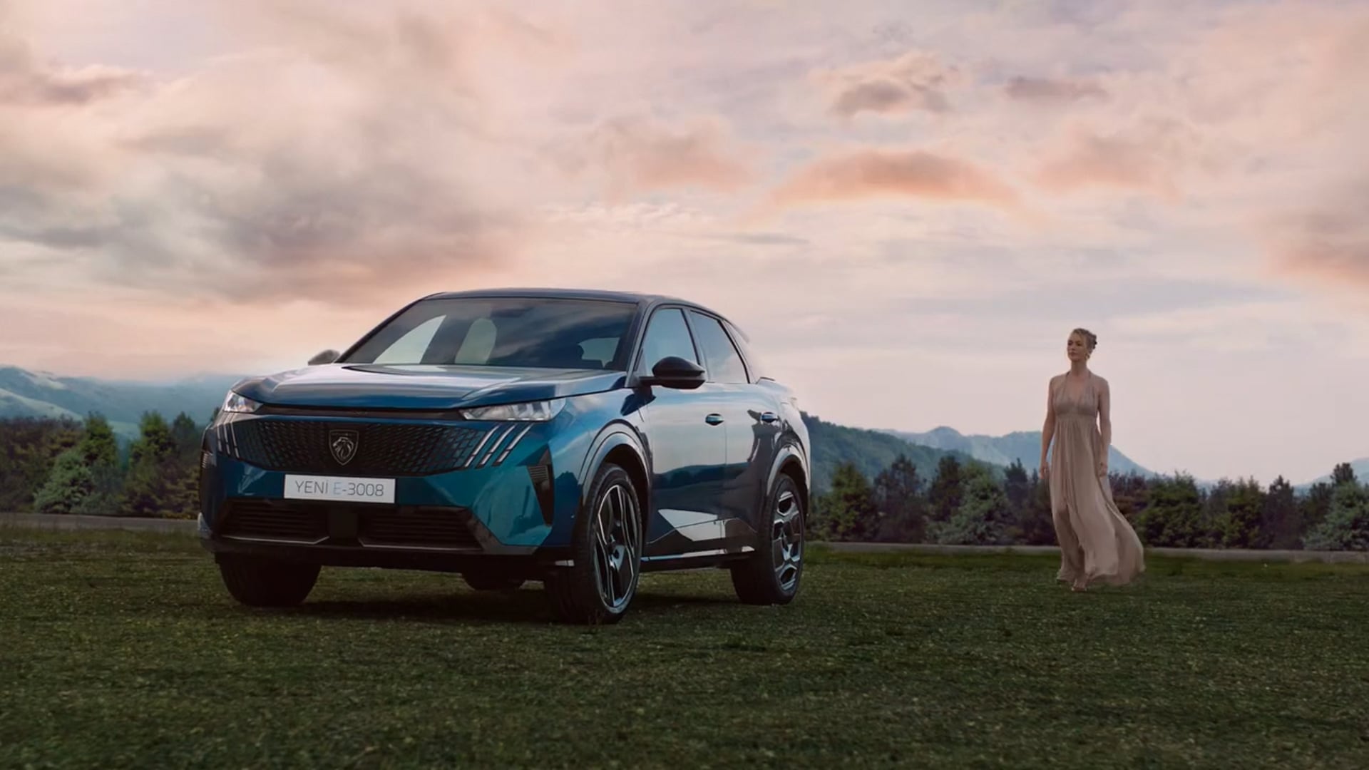 Yeni PEUGEOT E-3008 X Yasemin Kay Allen