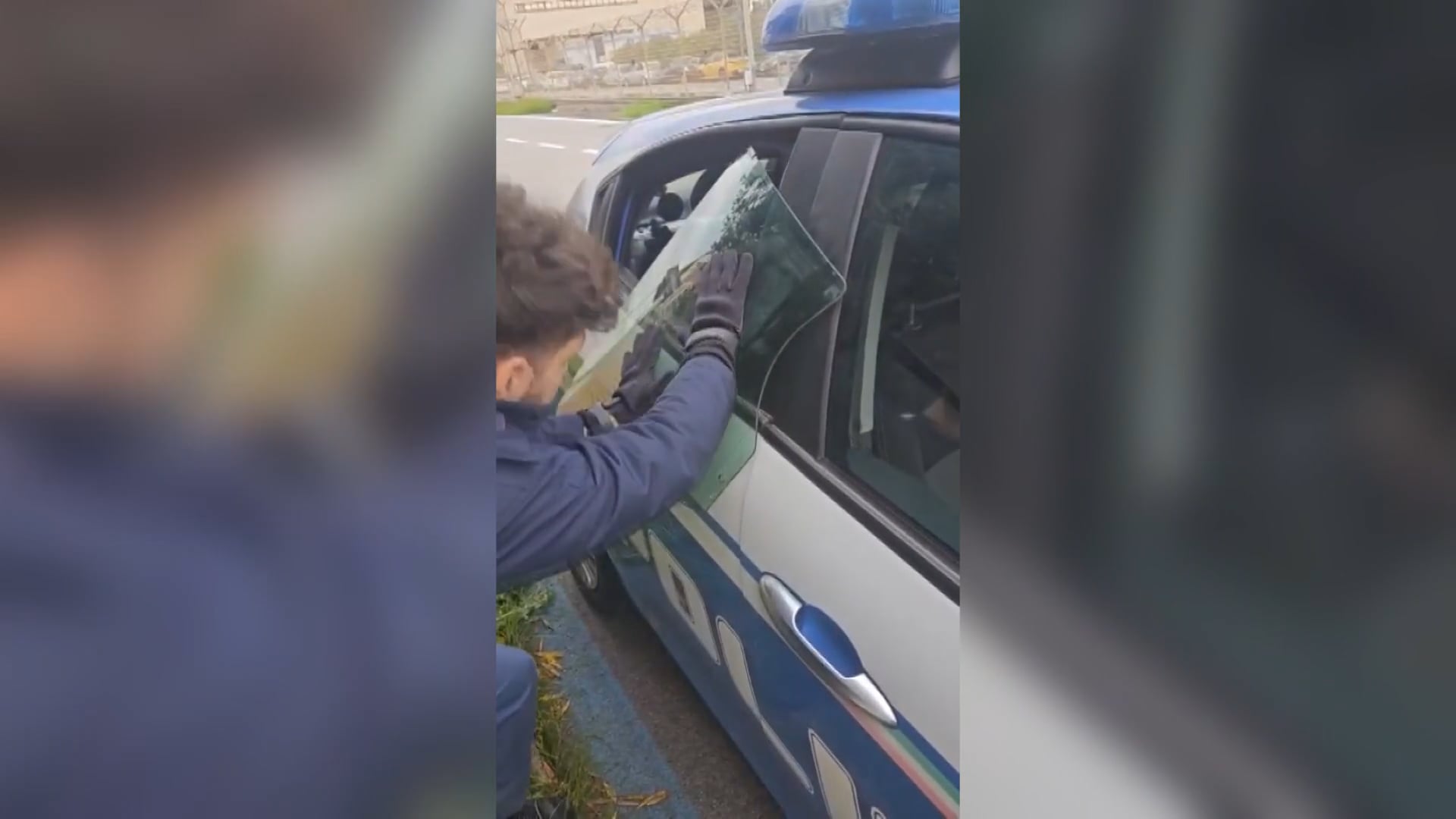 Calci all’auto della polizia durante l’espulsione, denunciato 22enne