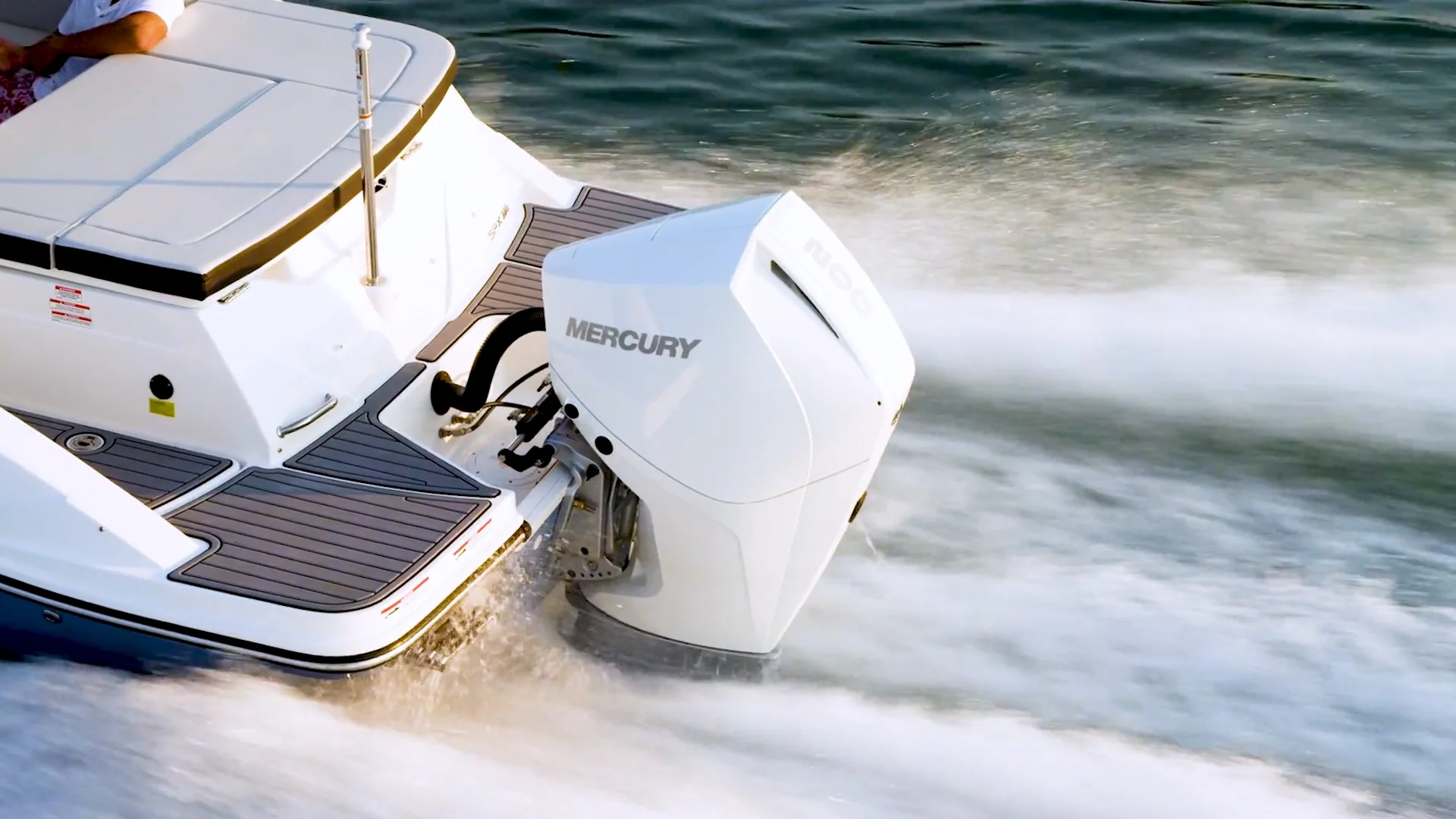 Explore the SPX 230 Outboard | Sea Ray US