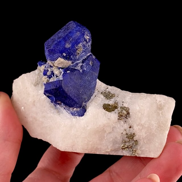 Lazurite (fine sharp crystals)