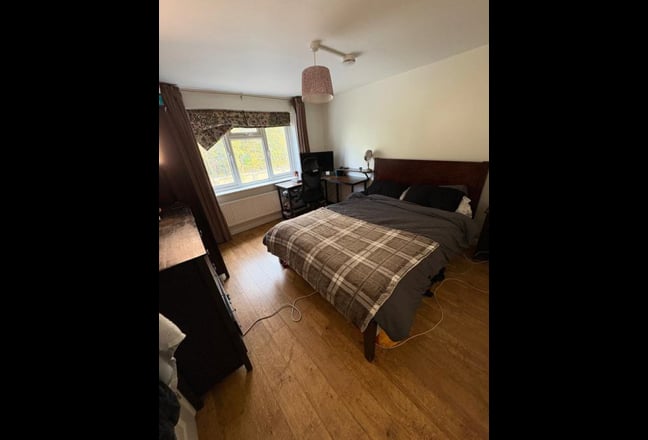 Large Double Room Close to Tube Main Photo