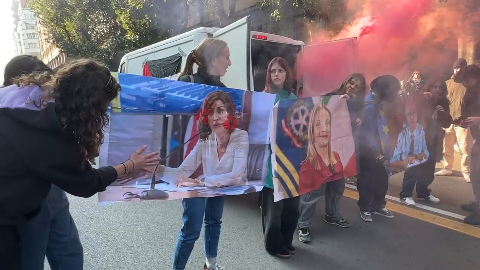 Un centinaio di studenti in piazza: mani rosso sangue sui volti del Governo Meloni