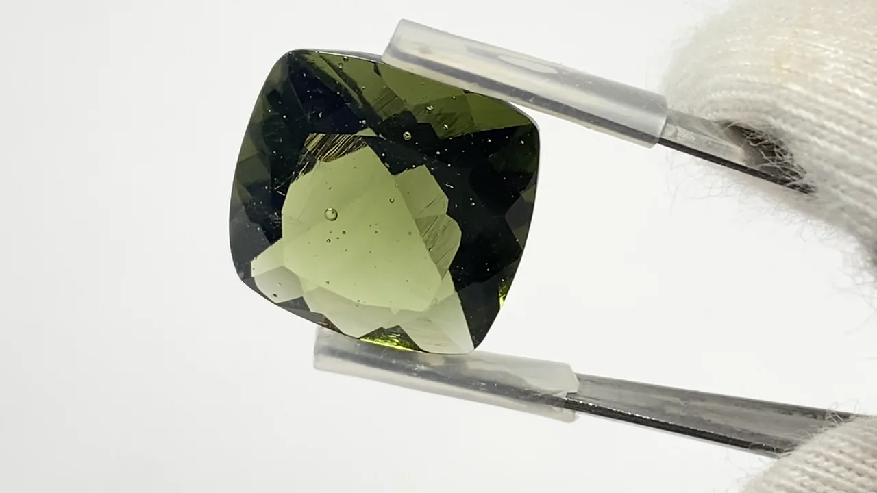 動画】【1点もの】宝石質モルダバイトAAA ファセットカット ルース 1粒
