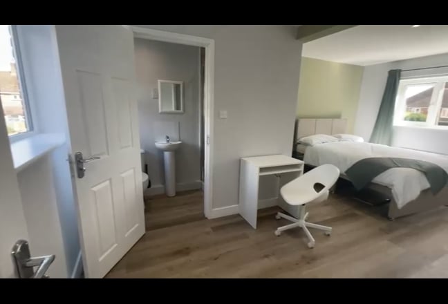 Spacious Ensuite Bedroom - All Bills Included  Main Photo