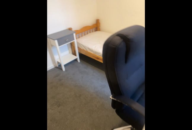  female flatmate in spare single room of 2 bedroom Main Photo